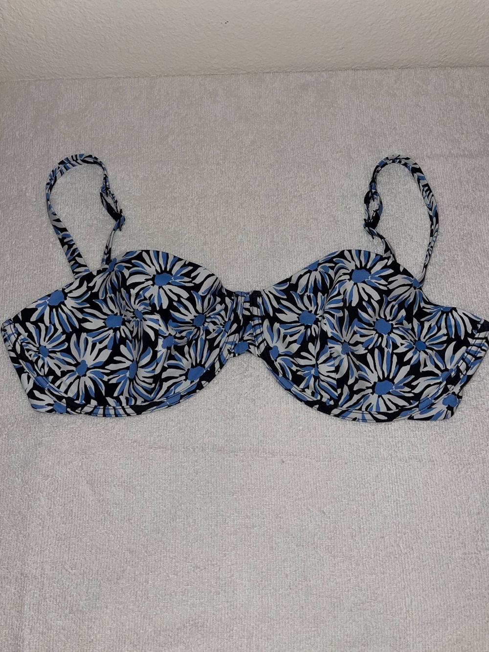 CUUP Blue & White Daisy on Navy Bikini Top - size 19 - NWOT